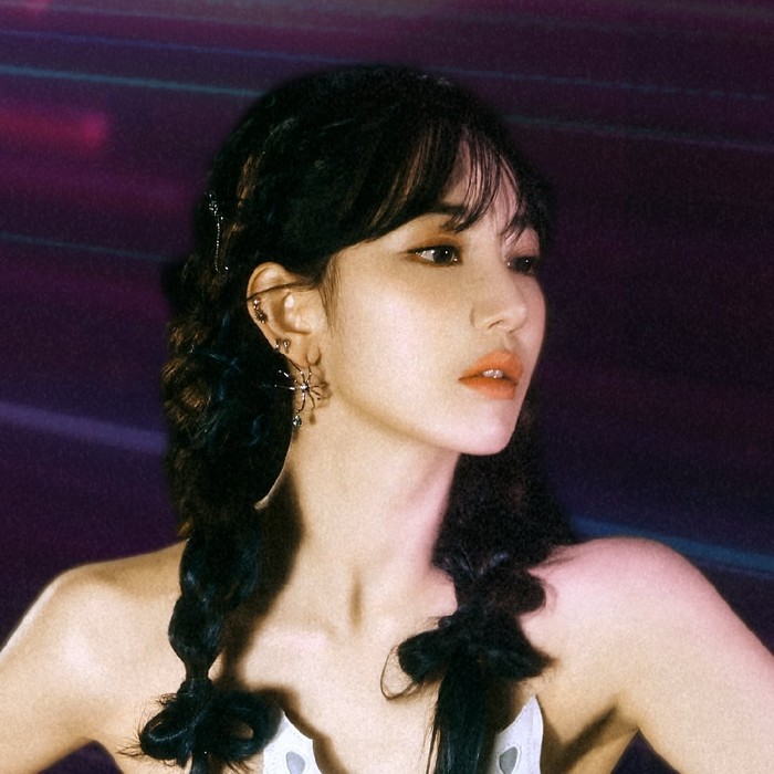 Sakura LE SSERAFIM di Perfect Night juga menggemaskan dengan model kepang bervolume. Gaya rambut Korea ini cocok buat kamu yang milik rambut tipis, nih!/ Foto: instagram.com/le_sserafim