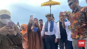 Anies Disambut Tarian Adat Bungku Saat Tiba di Morowali Sulteng