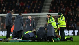 Satu Pemain Kolaps, Laga Bournemouth vs Luton Town Disetop