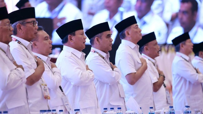 Ketua Umum Partai Gerindra Prabowo Subianto meminta kadernya untuk tetap waspada dengan segala kemungkinan menjelang pemilihan presiden (pilpres) 2024.