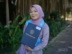 Keren! Skripsi Alumnus UNS Ini Diganjar Penghargaan ALMI Thesis Award 2023