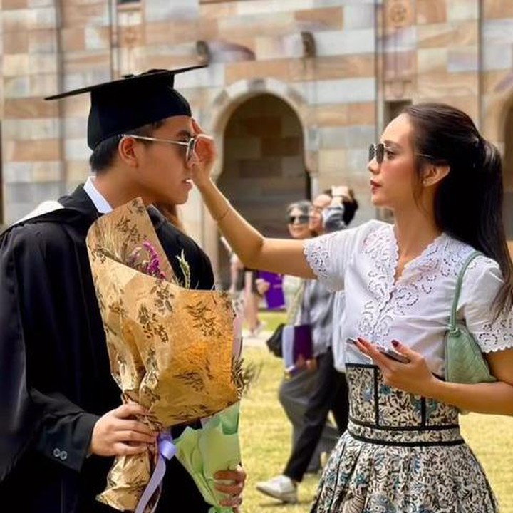 <p>Gista tampak akrab dengan putra sambungnya itu, Bunda. Dalam satu momen, perempuan 36 tahun terlihat membantu Salva merapikan penampilannya yang mengenakan toga wisuda. (Foto: Instagram @wishnutama)</p>