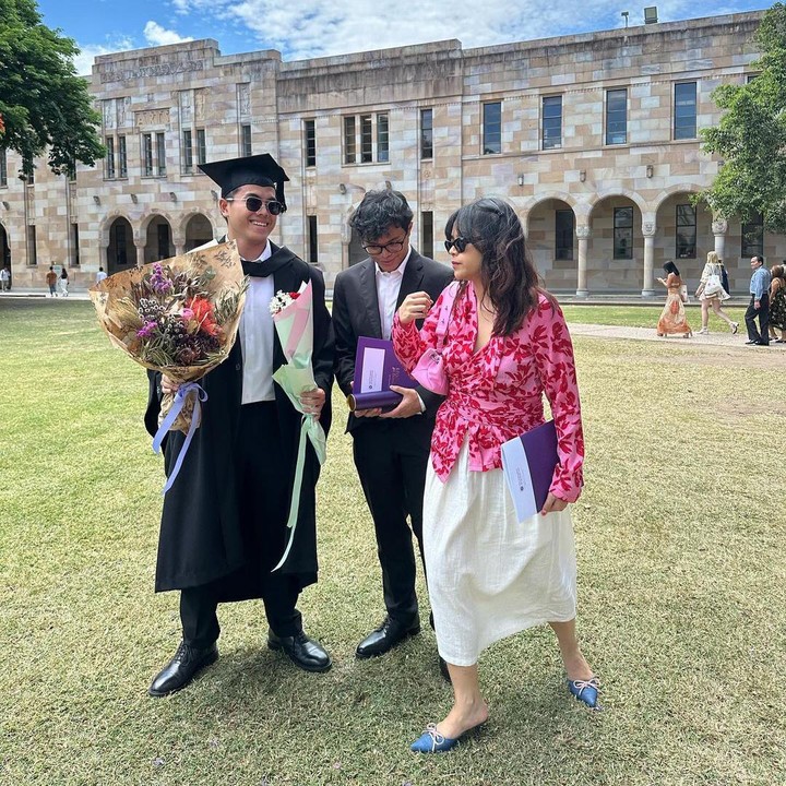 <p>Selain sang suami dan putrinya, turut hadir pula anak sambung Gista lainnya, yakni Sultan Saladyne Tama dan Sakina Adjani Wishnutama. Sultan adalah adik Salva, sementara Sakina merupakan kakak sambungnya. (Foto: Instagram @gistaputri)</p>