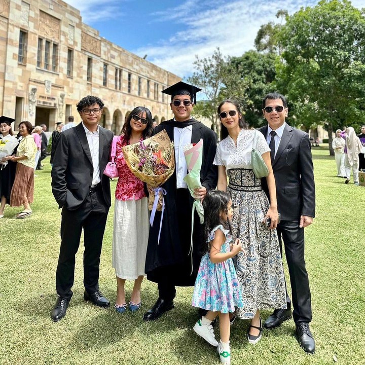 <p>Gista bersama sang suami dan anaknya, Salima Putri, datang ke wisuda Salva di Australia. Keluarga ini kompak memberikan dukungan pada Salva yang kini sudah beranjak dewasa. (Foto: Instagram @gistaputri)</p>