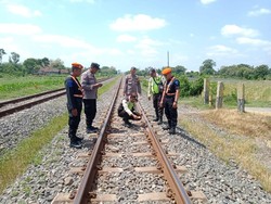 Rel KA Kebakkramat Diganjal Batu Ukuran Jumbo, Pelaku Diburu!