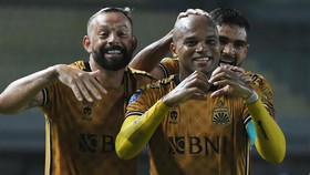 Hasil Liga 1: Radja Nainggolan Debut, Bhayangkara Bantai Persita
