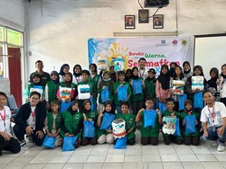 Manfaatkan Galon Bekas, Mahasiswa Universitas Paramadina Ajak Siswa Melukis & Bercerita