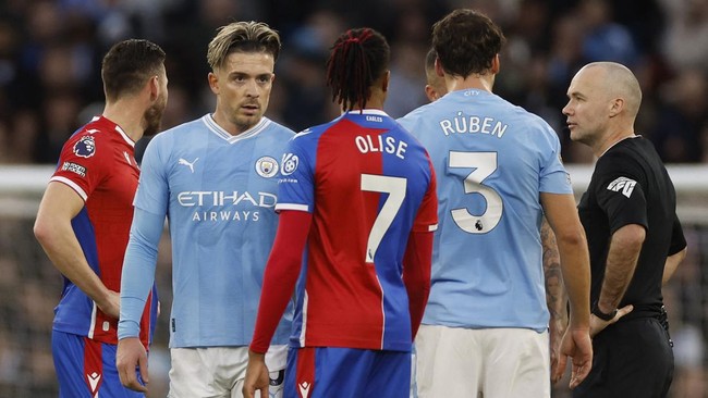 Klasemen Liga Inggris mengalami perubahan setelah Manchester City ditahan imbang Crystal Palace, Sabtu (16/12).