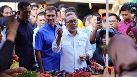 Zulhas Dapati Harga Ayam Rp30.000 dan Cabai Rp45.000 di Pasar Batam