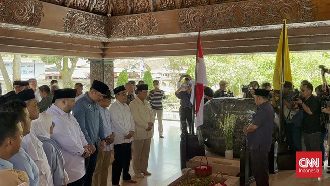 Calon presiden nomor urut 2, Prabowo Subianto berziarah ke makam Presiden Pertama RI, Ir Sukarno di Blitar, Jawa Timur, Minggu (17/12).