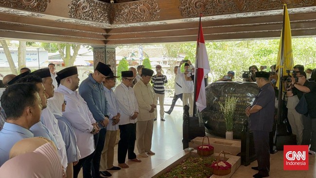 Prabowo mengaku menghormati Sukarno. Ia sungkan dibandingkan dengan sosok proklamator RI itu.