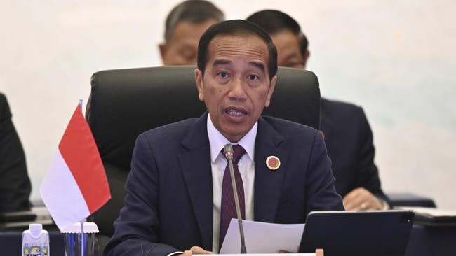 Jokowi menegur para kepala daerah karena anggaran kebanyakan dipakai rapat dan studi banding dibanding mengongkosi program unggulan.
