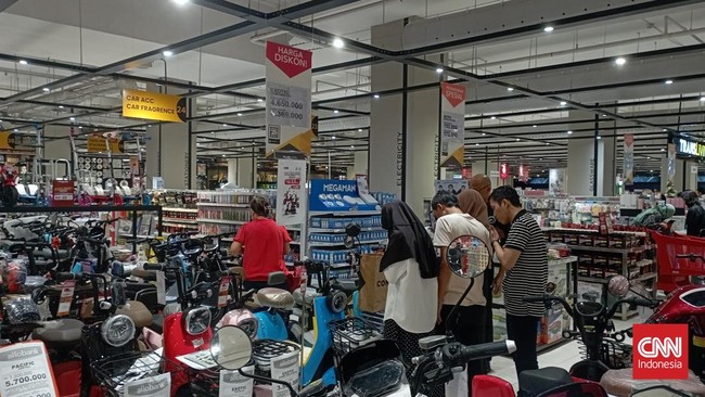 Sepeda listrik banting harga di Transmart Full Day Sale pada Minggu (17/12).