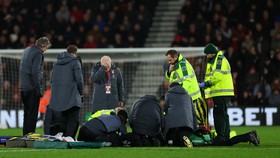 FOTO: Tom Lockyer Kolaps, Laga Bournemouth vs Luton Berhenti