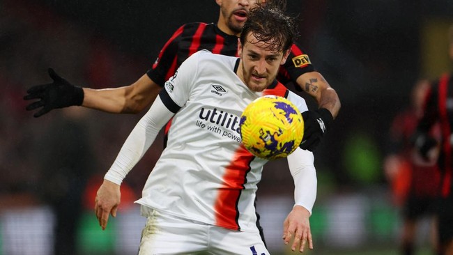 Tom Lockyer yang merupakan kapten Luton Town kolaps di lapangan dalam laga lawan Bournemouth, Sabtu (16/12). Ia adalah sosok pejuang tangguh di lapangan.