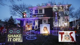 FOTO:  Merry Swiftmas, Viral 'Rumah Natal' Taylor Swift