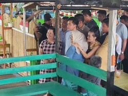 Gibran Blusukan di Tepian Kapuas Kalbar, Warga Berebut Minta Foto