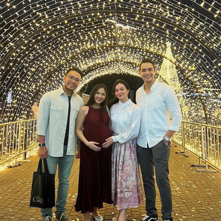 <p>Asmirandah dan Jessica Mila memang terlihat cukup dekat dan sering menghabiskan waktu bersama-sama. Pada kehamilan Mila yang telah memasuki trimester 3, kedua wanita cantik ini bertemu kembali bersama keluarga masing-masing. (Foto: @asmiranda89)</p>