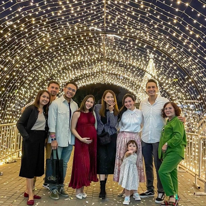 <p>Di sisi lain, Asmirandah telah melahirkan Chloe Emanuelle Van Wattimena pada Hari Raya Natal 25 Desember 2020. Kita doakan dua Bunda cantik ini sehat selalu dan dilancarkan semua urusannya ya. (Foto: Instagram: @asmirandah89)</p>