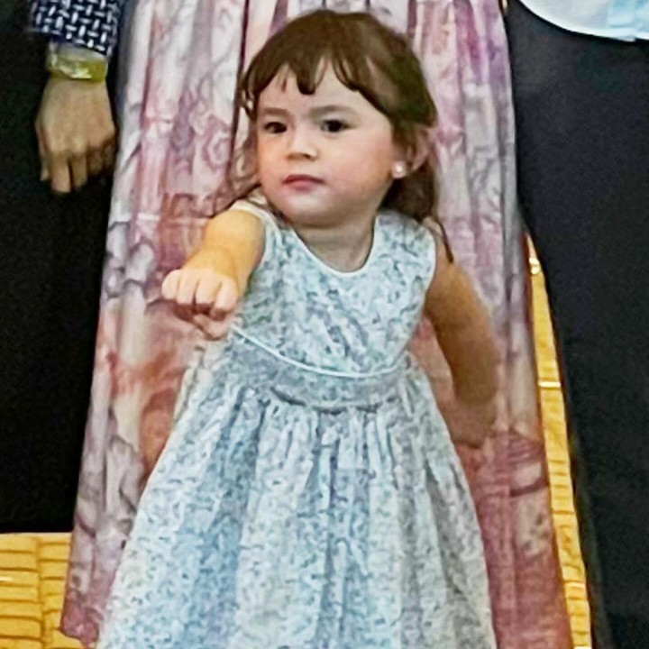 <p>Asmirandah tampak mengajak anak pertamanya Chloe, pose foto Chloe justru menarik perhatian banyak netizen. Asmirandah menjelaskan bahwa Chloe memang sedang gemar berpose ala superman. (Foto: Instagram: @asmirandah89)</p>