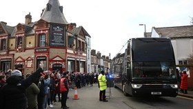 Bus MU Dilempar Botol, Liverpool Bakal Hukum Fans Seumur Hidup