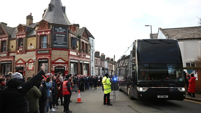 Liverpool dilaporkan berjanji memberikan sanksi seumur hidup kepada suporter yang melempar botol ke bus Manchester United.