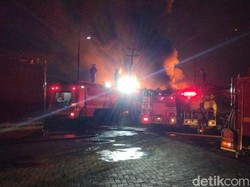Satu Orang Hilang Saat Gudang Tiner Kalianak Surabaya Terbakar Hebat