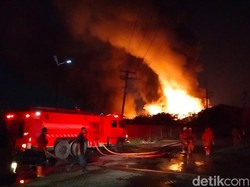 Butuh 30 Unit Mobil Pemadam untuk Padamkan Kebakaran Gudang Tiner Surabaya