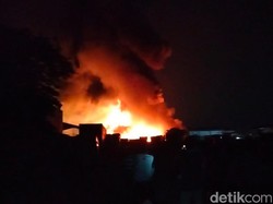 6 Orang Terluka dalam Kebakaran Hebat Gudang Tiner Kalianak Surabaya