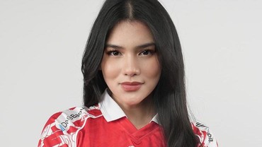 img-title Mualaf Sekeluarga, Davina Karamoy: Mama Bacakan Aku...