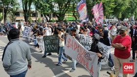 Gaji Pemain PSM Ditunggak, Suporter Demo Tuntut Sadikin Aksa Mundur