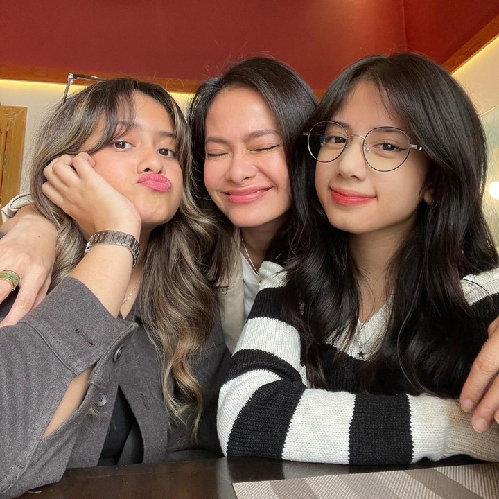 <p>Kedua anak Ersa bernama Aiska Vairana dan Tallula Malaika. Mereka terpaut usia 4 tahun, Bunda. Kini, mereka tumbuh menjadi anak-anak gadis yang sama cantiknya. (Foto: Instagram @ersamayori)</p>