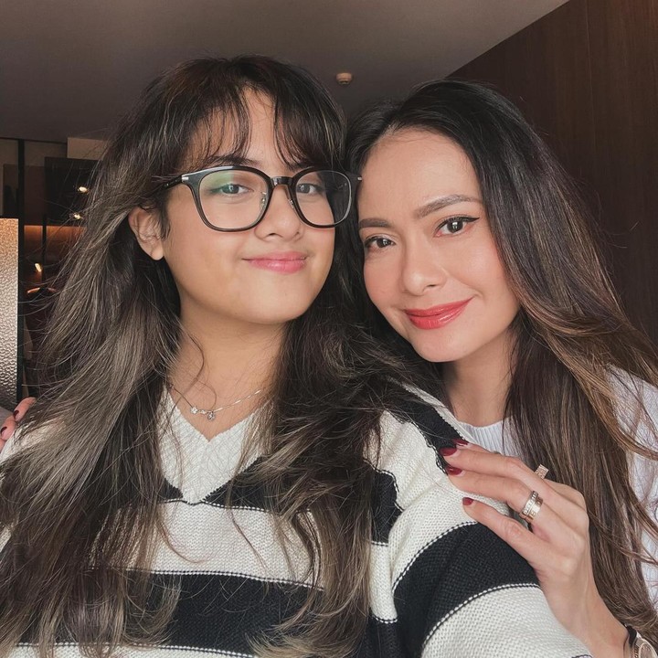 <p>Kedua anak Ersa Mayori sudah beranjak remaja. Si sulung Aiska Vairana atau akrab disapa Kika kini berusia 19 tahun dan tengah menjalani pendidikan di ITB Bandung. (Foto: Instagram @ersamayori)</p>
