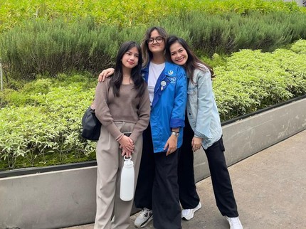 7 Potret Ersa Mayori Bareng 2 Putrinya yang Kini Beranjak Dewasa, Sama Cantiknya
