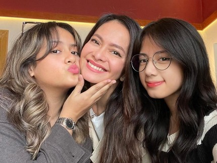 7 Potret Ersa Mayori dan Dua Anak Gadisnya, Sama-sama Cantik bak Adik Kakak