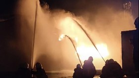 Kebakaran Hebat Landa Gudang Tiner di Surabaya
