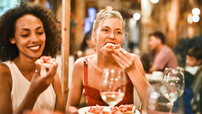 Ilustrasi wanita makan restoran/Foto: pexels.com/Adrienn-