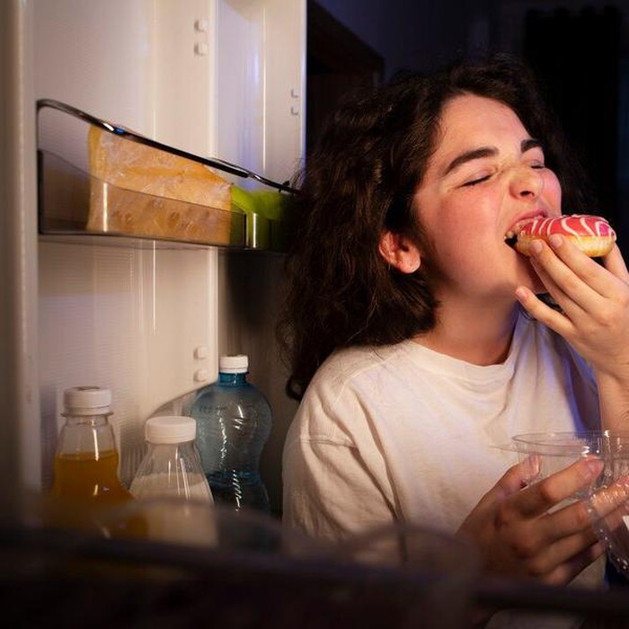 Ilustrasi wanita sedang makan camilan/Foto: freepik.com/Freepik