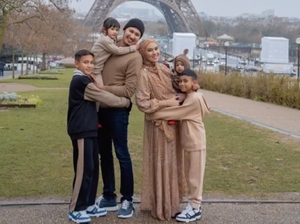Liburan Repot Urus Anak & Suami, Kartika Putri Sampai Foto di Depan Eiffel Pakai Kaus Kaki Basah