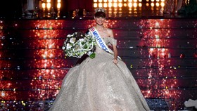 FOTO: Miss Prancis Jadi Ratu Kecantikan Pertama yang Berambut Pendek