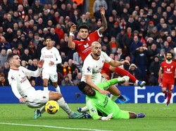 Gary Neville Heran, Anfield Catat Rekor Penonton tapi kok Sepi?