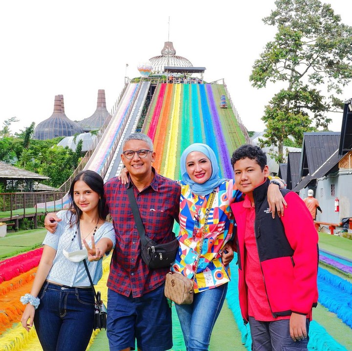<p>Natalie Sarah telah menjadi Bunda dua anak. Ia dikaruniai seorang putri bernama Nadiva Maureen dan seorang putra bernama Habibi Abdullah Aziz. (Foto: Instagram @maureenbboo_)</p>