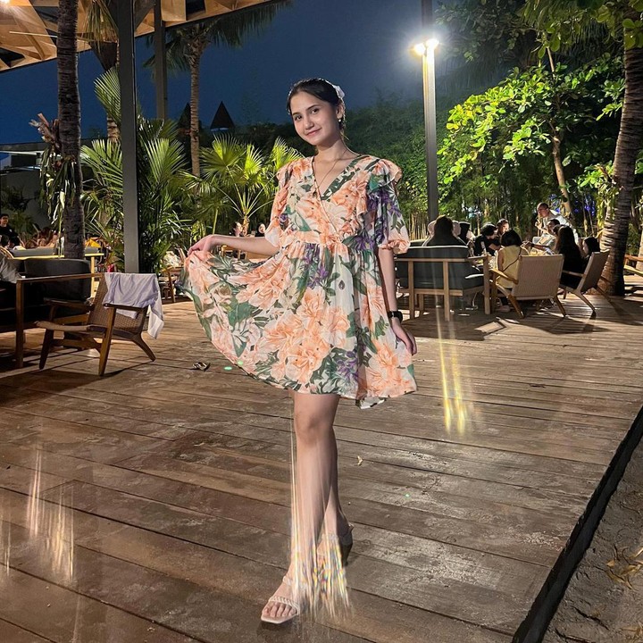 <p>Tak hanya cantik, Nadiva Maureen juga selalu terlihat modis di setiap penampilannya. Tengok saja gayanya ketika memakai <em>floral dress</em> nan elegan. (Foto: Instagram @maureenbboo_)</p>