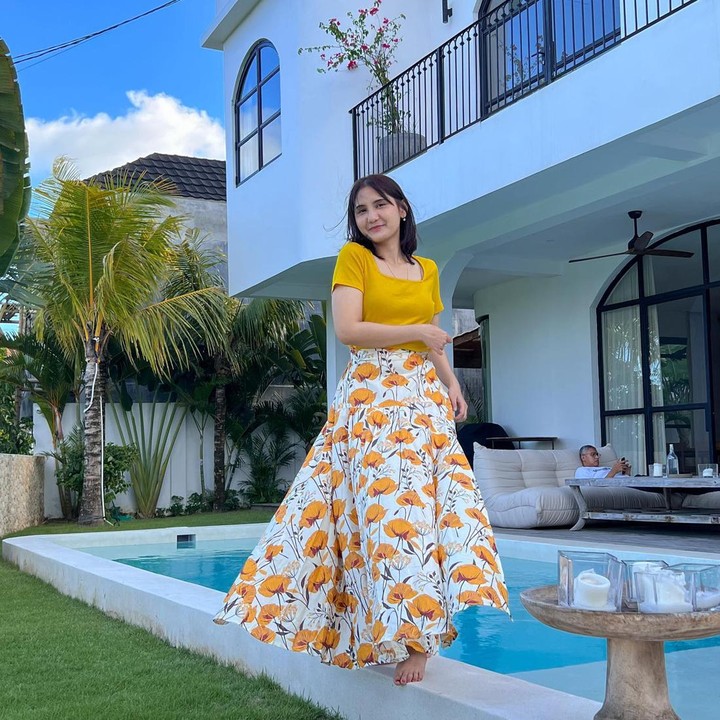 <p>Nadiva Maureen terjun ke dunia hiburan sebagai penyanyi. Di bawah naungan manajemen musik, Maureen sudah meluncurkan sejumlah <em>cover</em> lagu dari karya artis terkenal lewat kanal <em>YouTube.</em> (Foto: Instagram @maureenbboo_)</p>