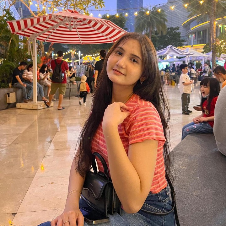 <p>Banyak yang bilang, Maureen mewarisi paras yang sangat mirip seperti Natalie Sarah. "MasyaAllah anaknya pleekk ketipleek mama nya waktu muda," komentar akun netizen @serba********* (Foto: Instagram @maureenbboo_)</p>
