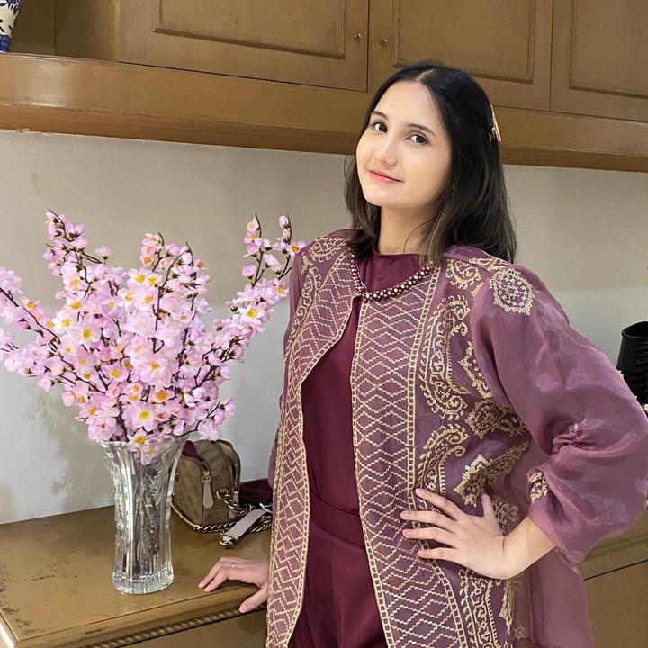 <p>Saat ini usia Nadiva sudah menginjak 22 tahun, Bunda. Ia menjelma menjadi perempuan dewasa yang cantik jelita seperti sang Bunda. (Foto: Instagram @maureenbboo_)</p>