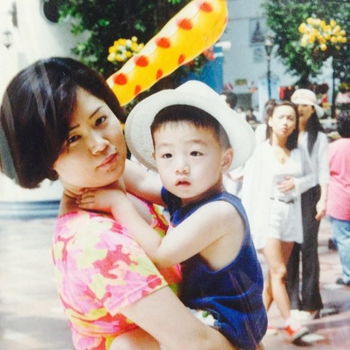 <p>Di foto ini, Bunda melihat masa kecil Nam Joo Hyuk ketika wajahnya masih sangat menggemaskan. Tampak calon artis Korea ini sedang dimomong ibundanya yang diabadikan dalam foto kenangan nostalgia. (Foto: Instagram @skawngur)</p>