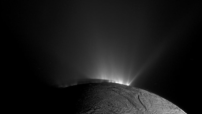 Penemuan Garis-garis Aneh di Bulannya Saturnus Picu Spekulasi Kehidupan Mars