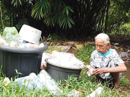 Nenek Pemulung Hidup Kekurangan: Makan Daun Singkong hingga Tinggal di Rumah Doyong