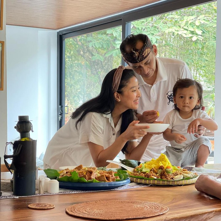 <p>Kehidupan sehari-hari Olivia Zalianty kerap dibagikannya di Instagram. Hidupnya terasa semakin lengkap terutama sejak ia menjalani peran sebagai ibunda untuk Hydro Putro Kusumo yang kini sudah berusia 1,5 tahun. (Foto: Instagram @oliviazallianty)</p>